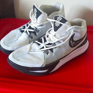 Nike Kyrie Flytrap 6 Size 13 basketball shoes